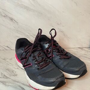 New Balance 560 Women's Sneakers Size 8